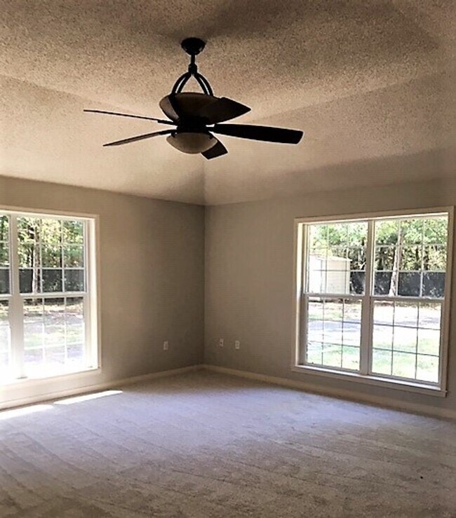 Building Photo - 3 Bedroom 2 Bath