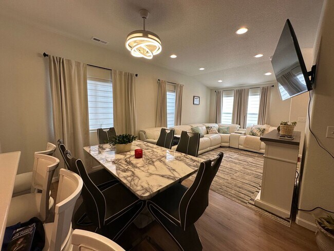 Foto del edificio - Beautiful 2 Bed 3 Bath Townhome!!
