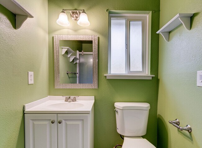 Foto del edificio - Welcome to this 3 Bed 2 Bath Home Close To...
