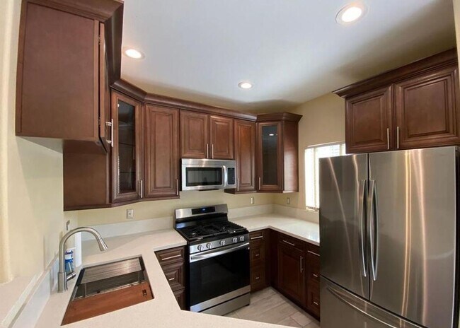 Building Photo - 3 bedroom condo in picturesque Red Bluffs ...