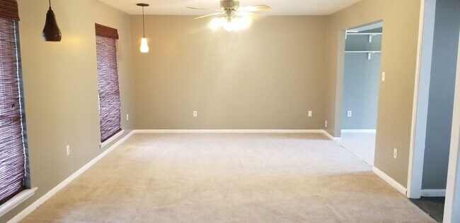Building Photo - 4 BD, 2 1/2 BA, Home in North Little Rock