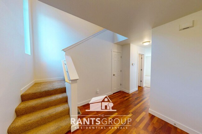 Building Photo - Modern Open-Concept Home with Fenced Backy...