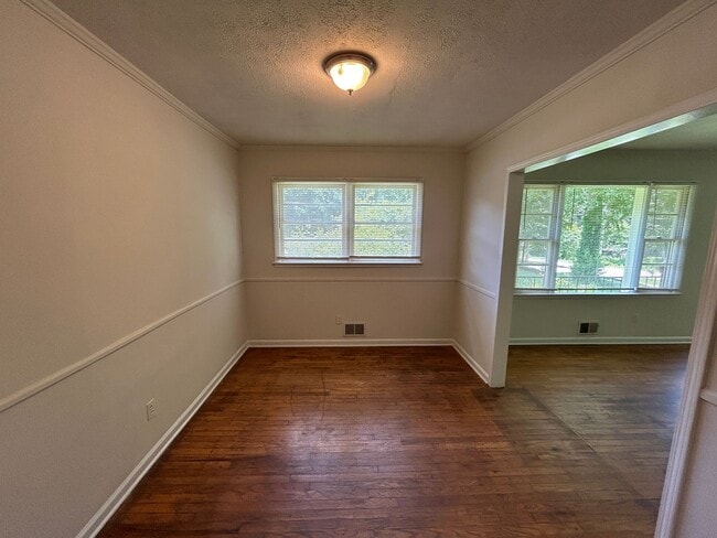 Building Photo - Charming 3 Bedroom 1 Bath Home w/ a Huge 2 Car Garage!