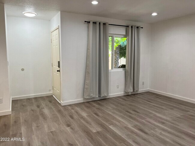 Foto del edificio - 520 N Stapley Dr