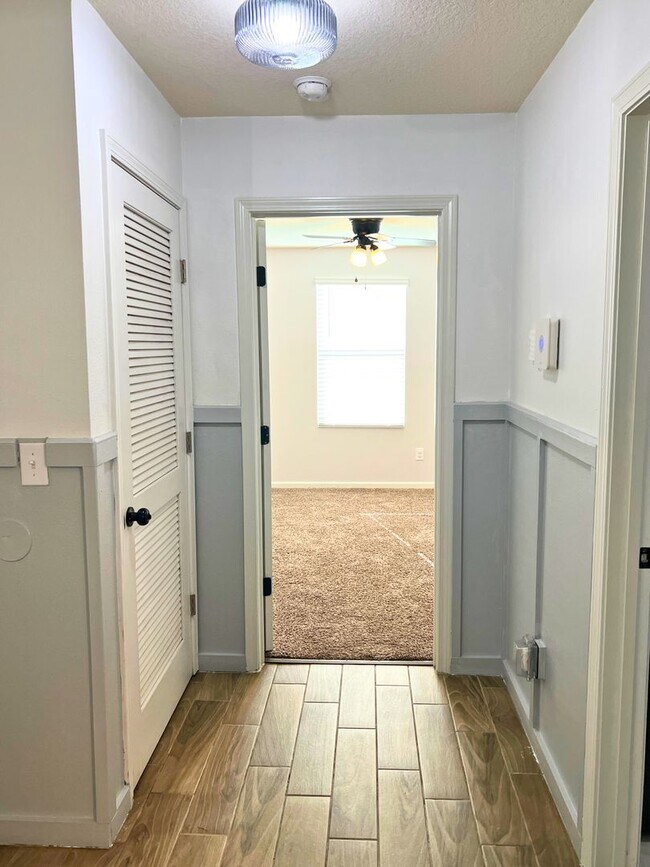 Foto del edificio - Stylish 4-Bedroom Home with Fenced Yard – Prime Location!