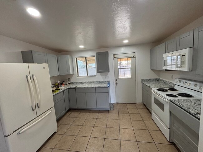 Building Photo - 6661 W Camino Pizarro