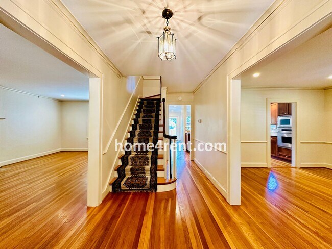 Foto del edificio - Charming Dutch Colonial in Brookside w/ an Updated Kitchen, Wood Floors, Fenced Yard and a Finish...