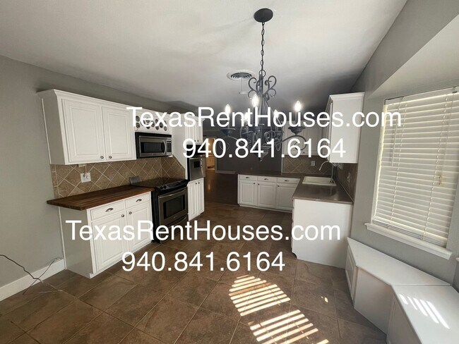 Foto del edificio - Gorgeous Home with updates and space!