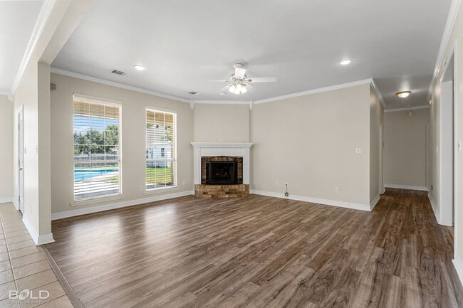 Building Photo - 4 Bedroom 2 Bath with Pool!!!