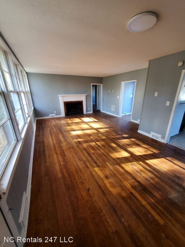 Building Photo - 2 br, 1 bath House - 709 West Wendover Avenue