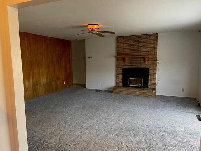Building Photo - Large 3 bed 2 bath house