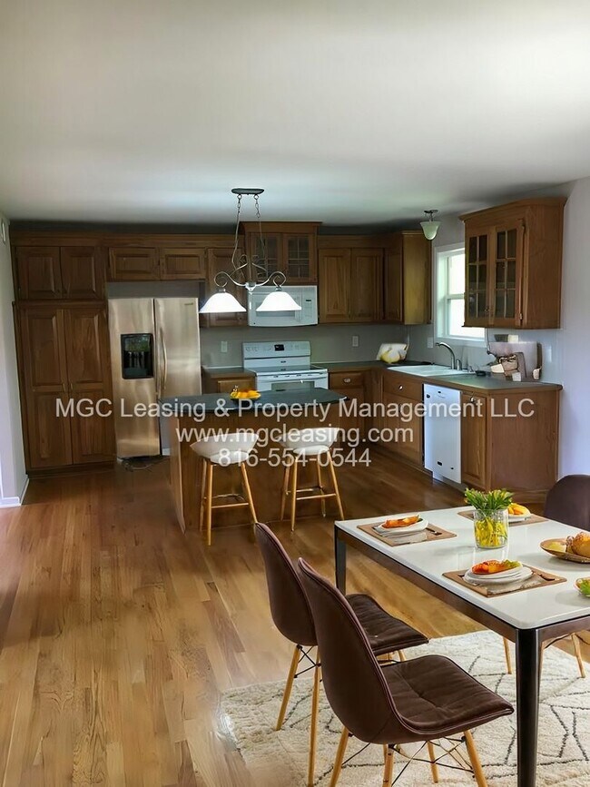 Building Photo - Spacious Single Family Home!