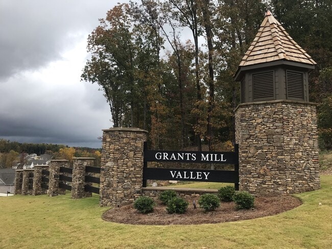 Building Photo - One level home with GARAGE and FENCED BACKYARD!