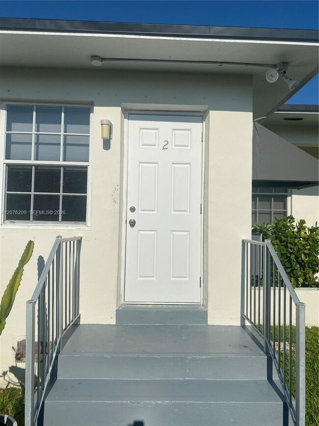 Building Photo - 2145 Bay Dr