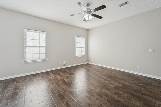 Building Photo - AVAILABLE NOW! (Pet Friendly)