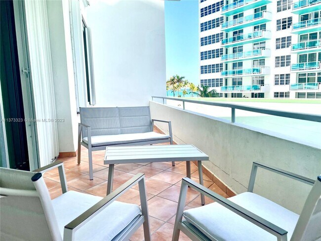 Foto del edificio - 5151 Collins Ave