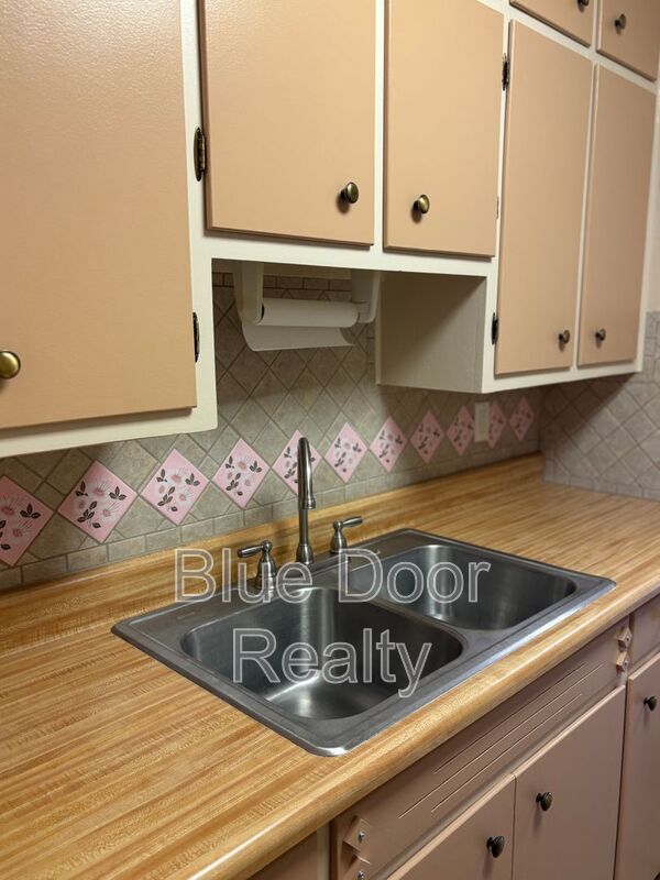 Building Photo - 801 Ortiz Dr SE
