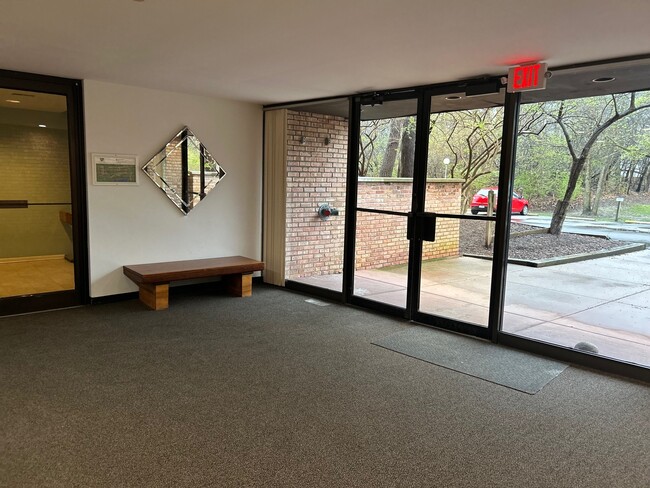 Foto del edificio - 5500 Hillcrest Ln