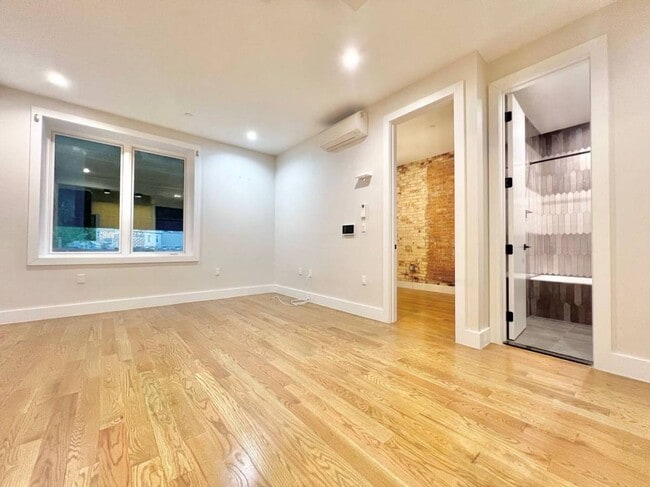 Building Photo - 1024 Rhinelander Ave