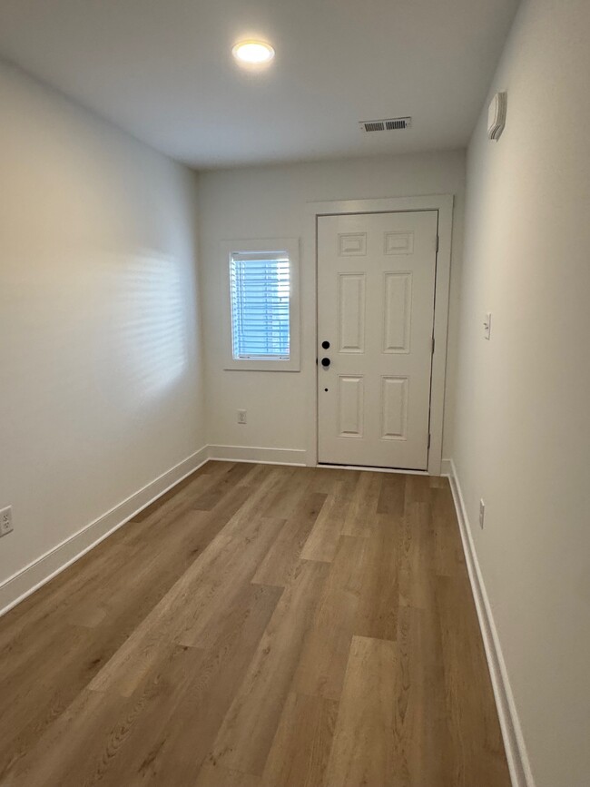 Spacious foyer! Bring your decorative ideas ! - 119 Founders St