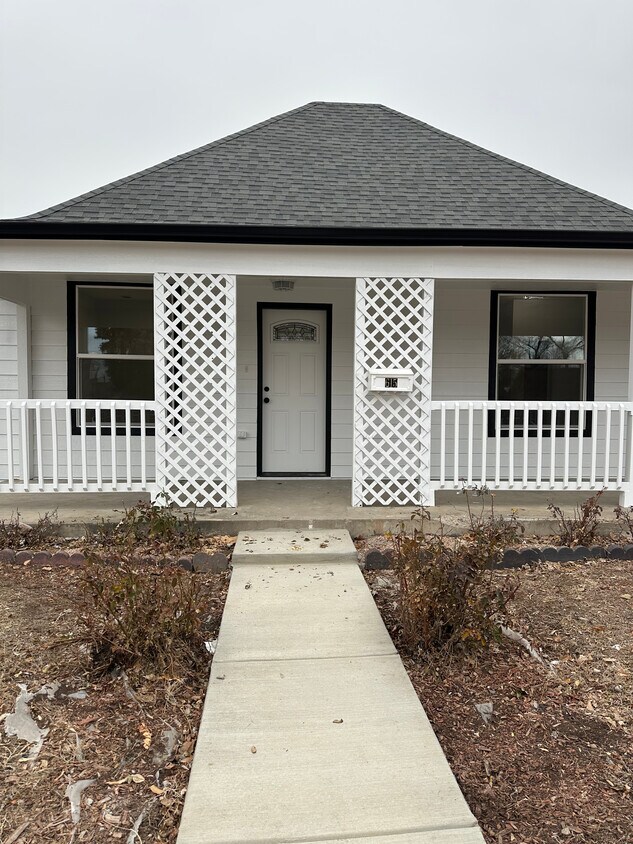 Foto principal - 615 Lowell Blvd