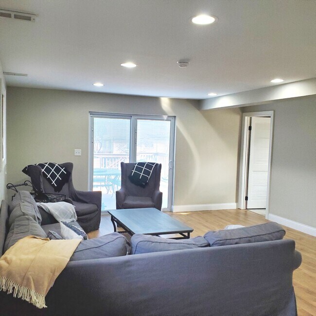 Building Photo - 4713 Dumoulin Ave
