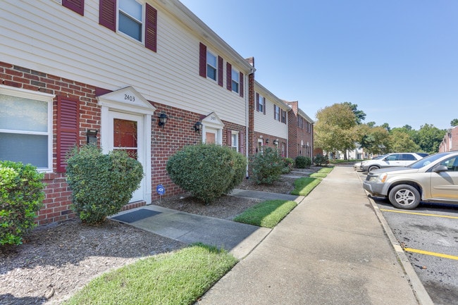 Building Photo - 2401 Shamrock Gardens Dr