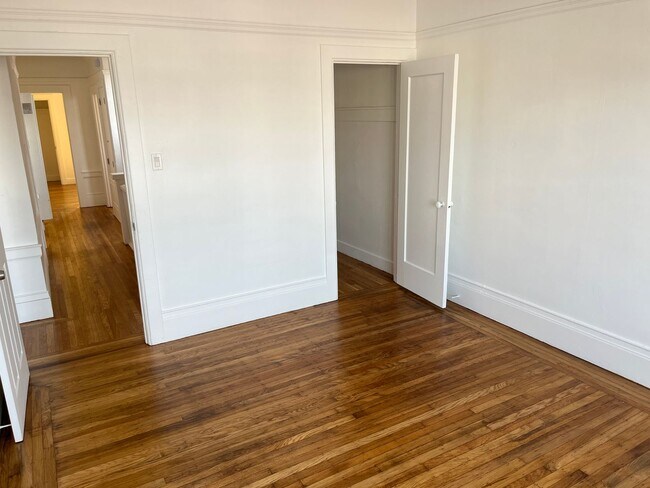 Foto del edificio - Spacious top floor flat in bustling Crocke...