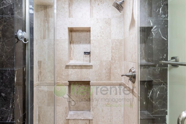 Foto del edificio - Penthouse Luxury Living with Stunning View...