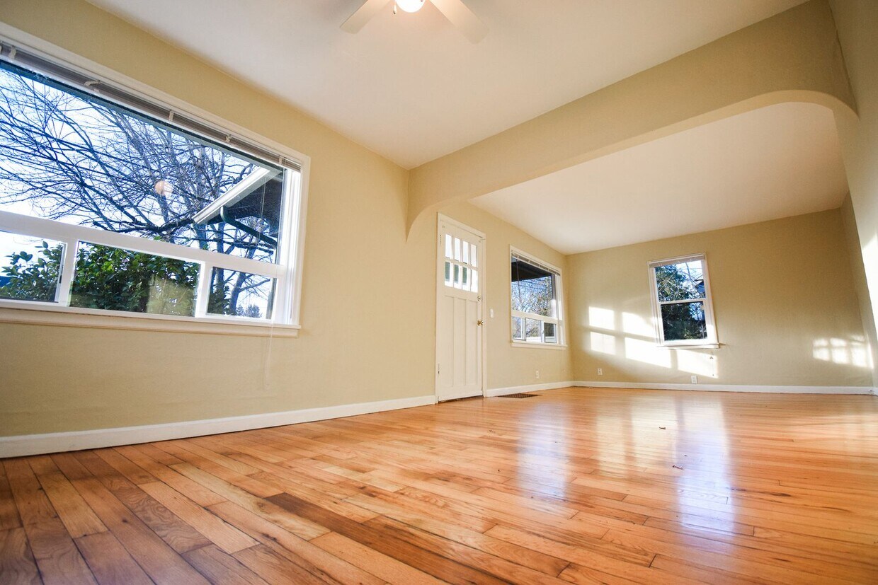 Primary Photo - Charming Vintage 2bdrm Home on a Large Lot! Large Basement for storage!