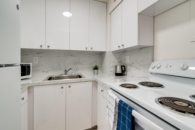 Building Photo - 3100 Collins Ave