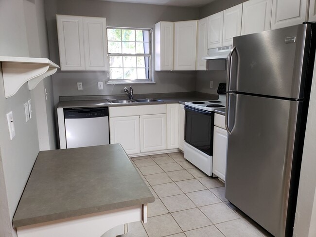 Building Photo - Beautifully updated townhome with stainles...