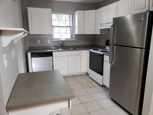 Foto del edificio - Beautifully updated townhome with stainless steel appliances and wood floors!