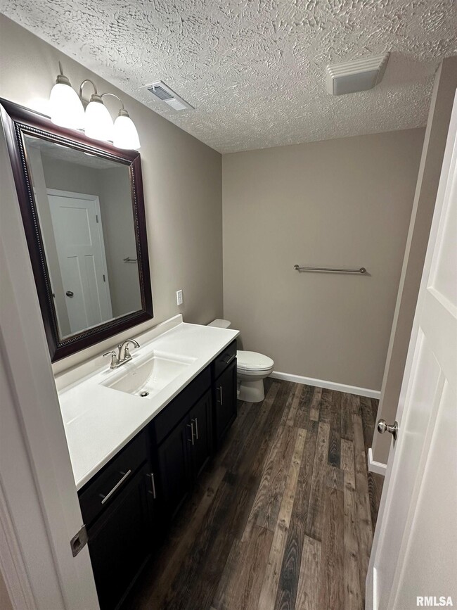 Building Photo - 408 S Van Buren St