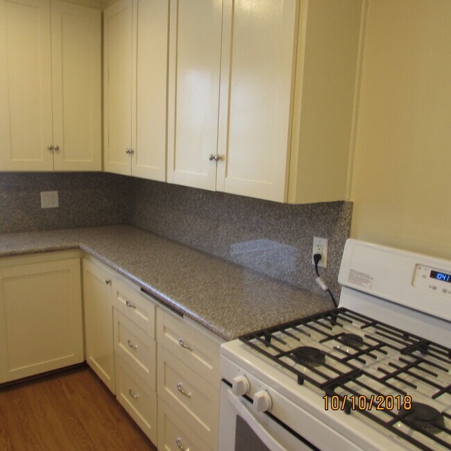 Cocina grande - 1149 E Carson St
