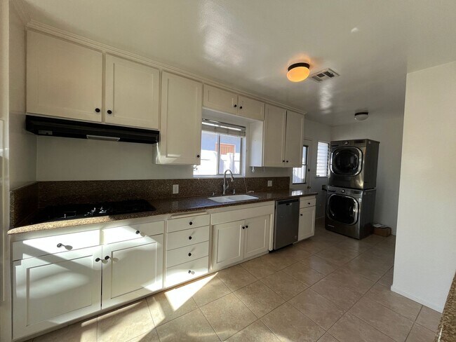Foto del edificio - Sherman Oaks 3+2 w/appliances, family room, central air + more! (13627 Huston)