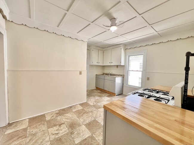 Building Photo - 47 Holbrook St