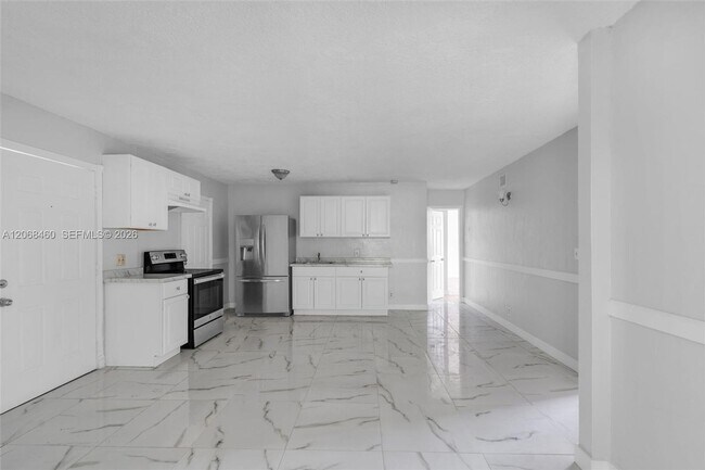 Building Photo - 632 SW 16th Ave