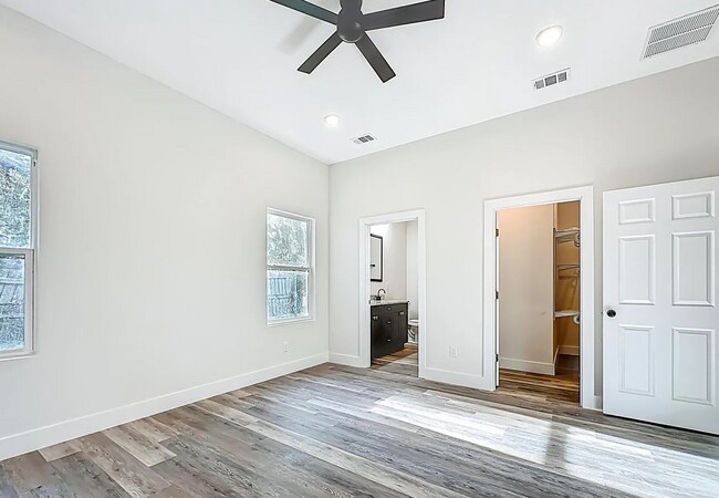 Foto del edificio - 1192 W 25th St