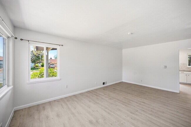 Foto del edificio - $2,640.95- 4 Bed, 2 Bath Home in Denver with Patio Space and In Unit Laundry!