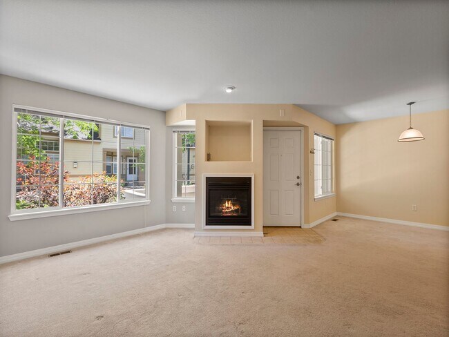 Building Photo - Beautiful 2 Bed 2.5 Bath Townhouse in SE F...