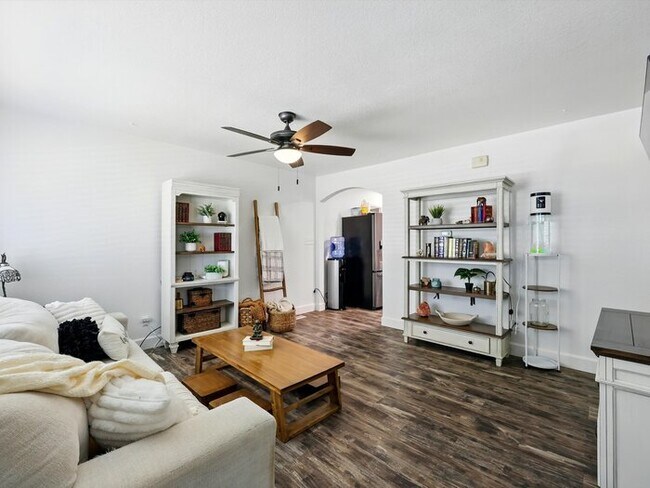 Foto del edificio - 823 Sequoia Dr