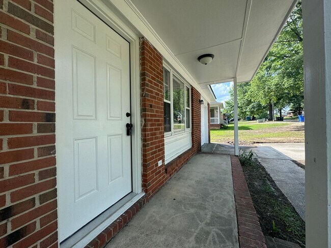 Building Photo - 652 Monagan St