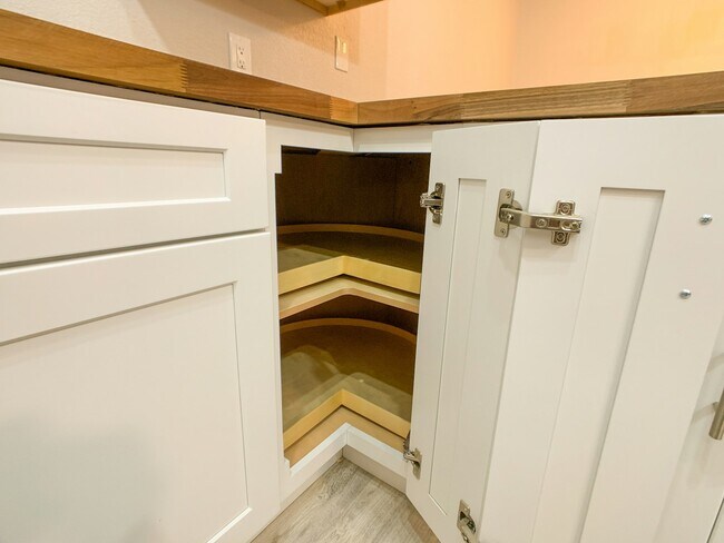 Building Photo - 1150 Sunset Boulevard Northeast, Unit 226