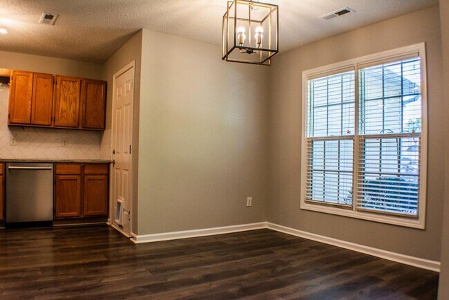 Foto del edificio - 1925 Cedar Ridge Ln