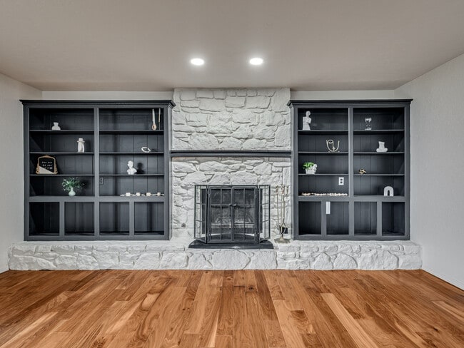 Gas Fireplace - 5301 SE 82nd St