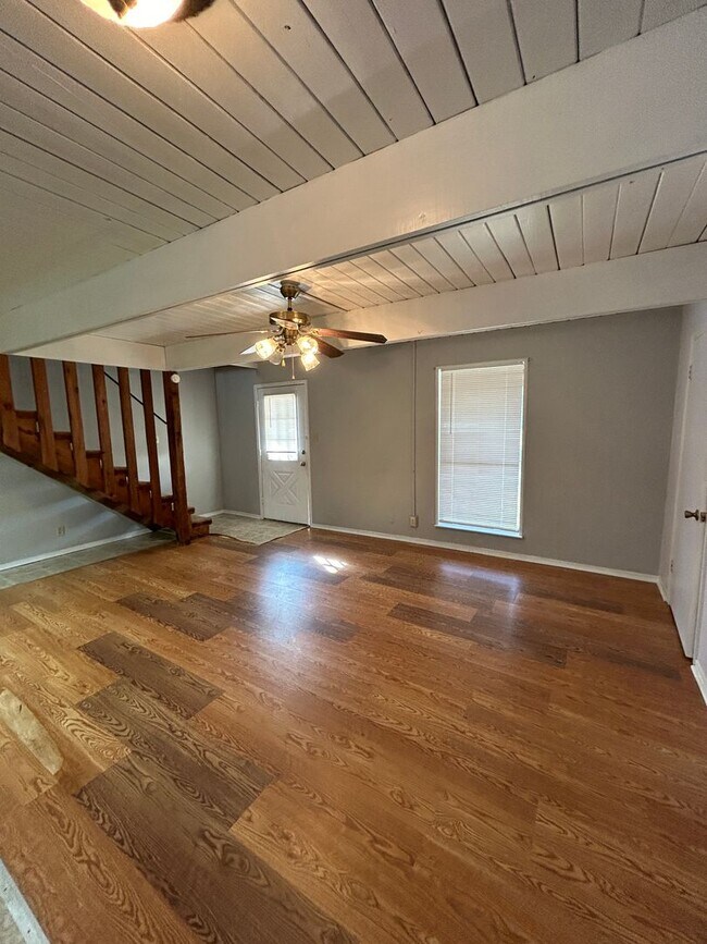 Building Photo - Charming Duplex with Modern Amenities in T...