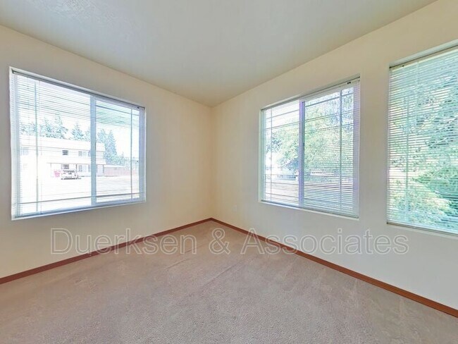 Building Photo - 1806 SW Brooklane Dr
