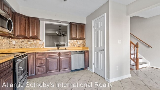 Building Photo - 3 br, 2.5 bath House - 5534 Campus Drive