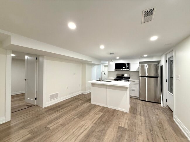 Building Photo - 967 Mohawk Rd E